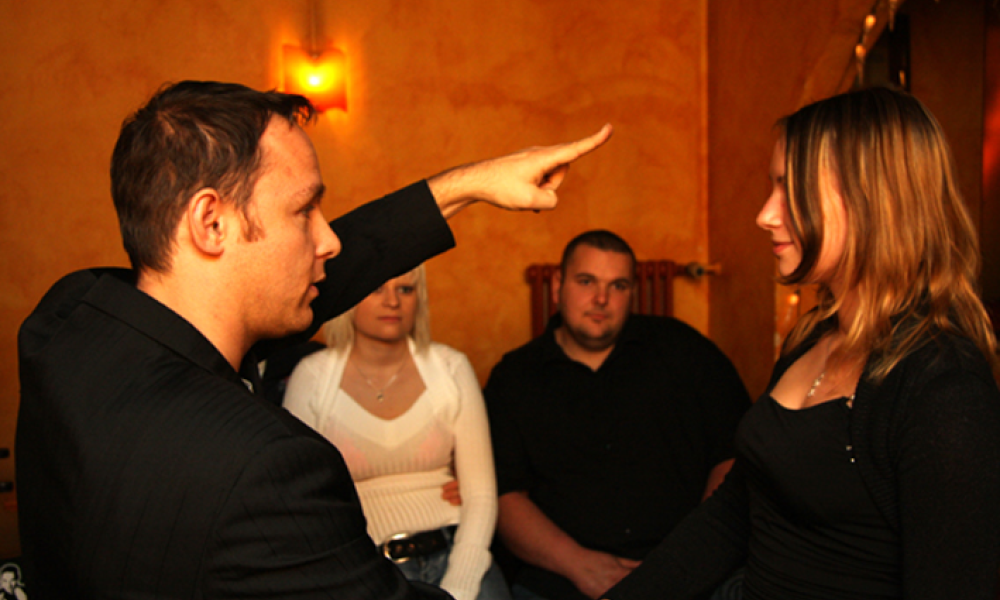 Hypnose Kurs lernt von Hypnosetrainer Markus Schuh Hypnotiseur Markus Schuh bildet Hypnotiseure aus