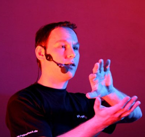 Hypnotiseur Markus Schuh bei einem Infoabend